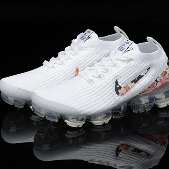 Women Nike air vapormax white sneakers - Picture 5 of 8